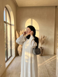 Cremefarbene Abaya aus fließendem Stoff mit weiten Ärmeln, weiter Schnitt, Seitenansicht