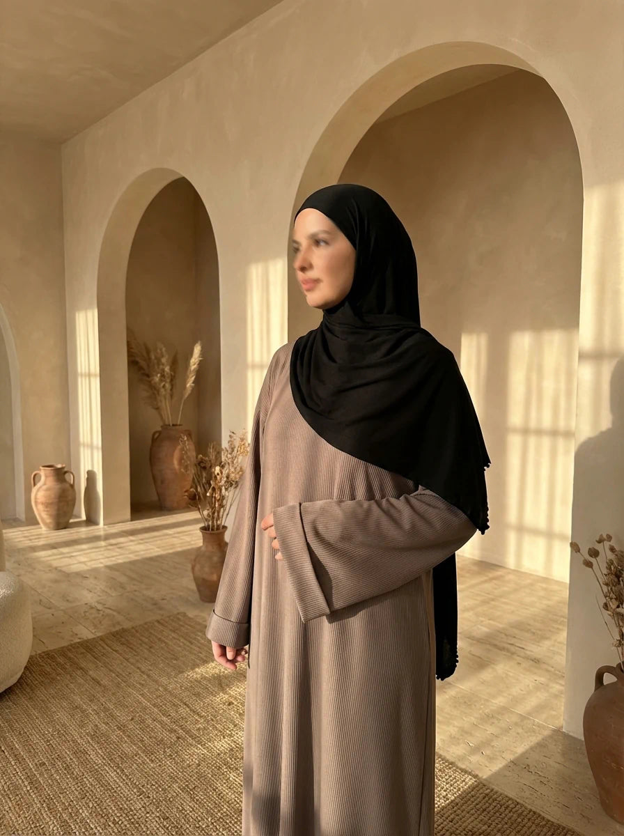 abaya in taupe, gerippte optik, oversized mit weiten ärmeln, seitenansicht