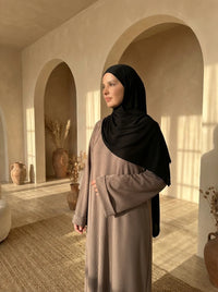 abaya in taupe, gerippte optik, oversized mit weiten ärmeln, seitenansicht