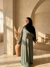 khaki abaya mit gerippter struktur und weiten ärmeln, frontansicht