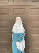 Eine schwarze Abaya aus Jazz-Stoff mit Ballonärmeln wird frontal gezeigt (Modest-Fashion).