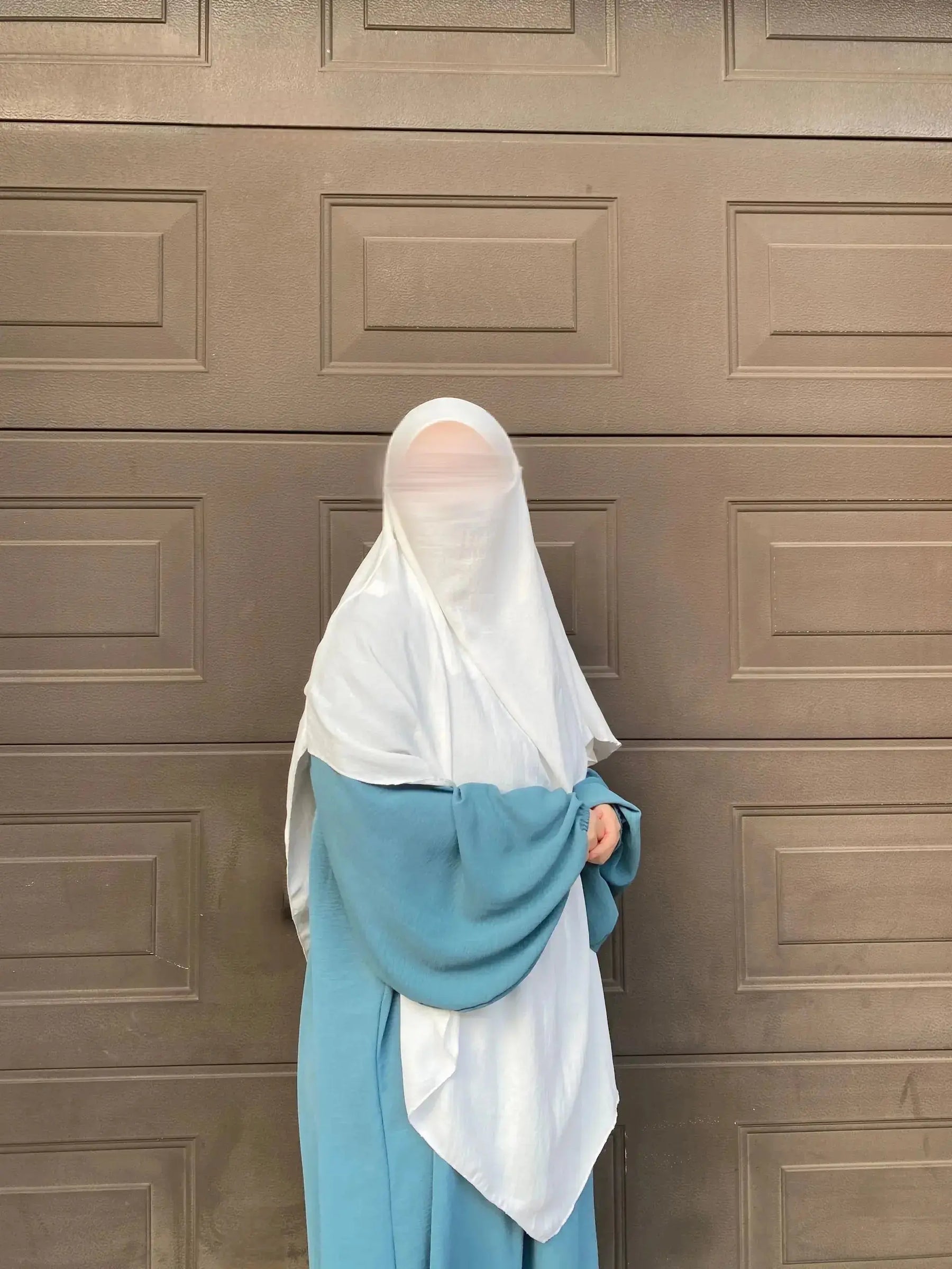 Eine schwarze Abaya aus Jazz-Stoff mit Ballonärmeln wird frontal gezeigt (Modest-Fashion).