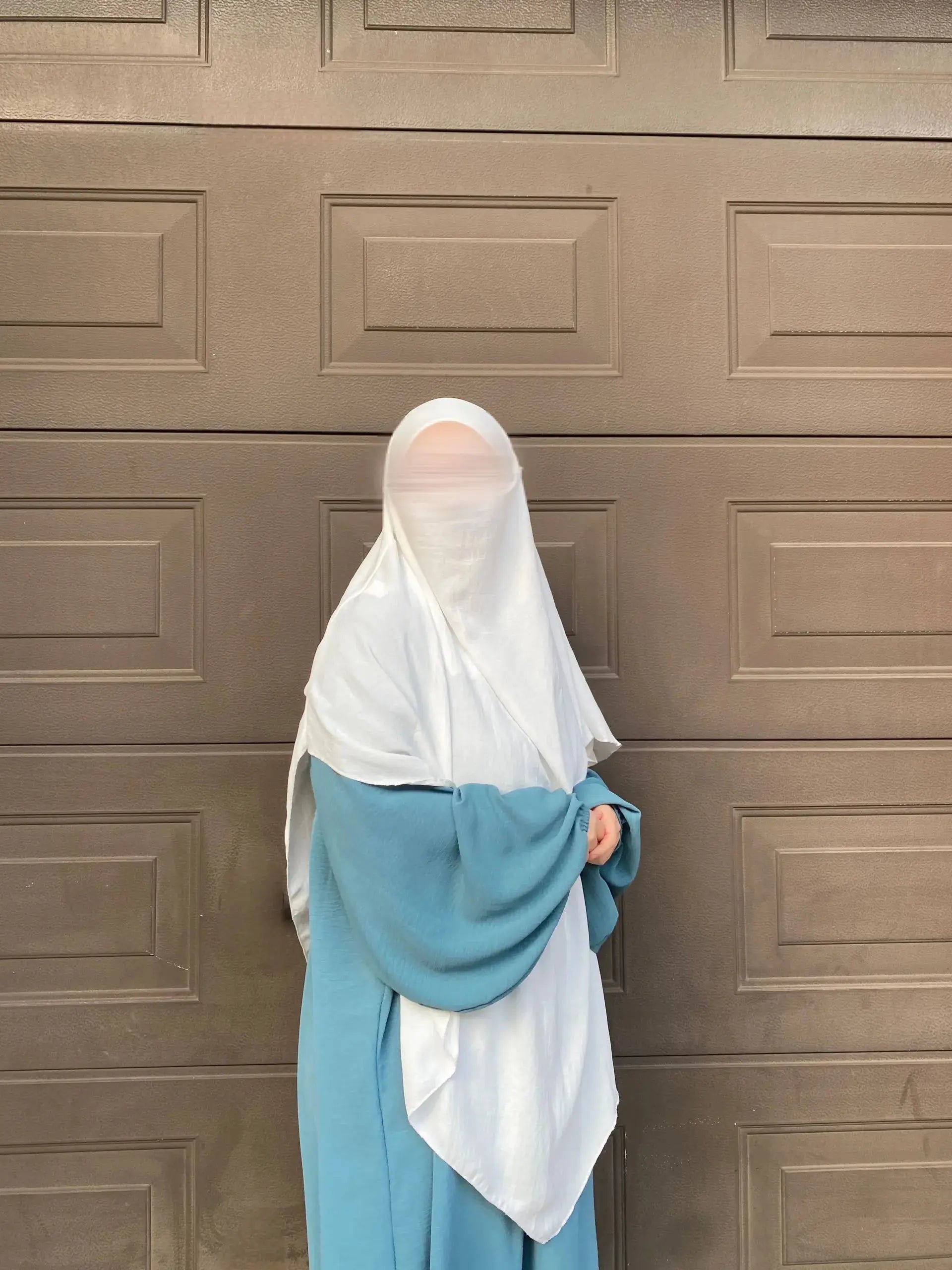 Eine schwarze Abaya aus Jazz-Stoff mit Ballonärmeln wird frontal gezeigt (Modest-Fashion).