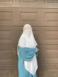 Eine schwarze Abaya aus Jazz-Stoff mit Ballonärmeln wird frontal gezeigt (Modest-Fashion).