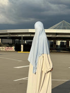 Der hellblaue Jersey Khimar aus Viskose und Elastan ist in seitlicher Rückenansicht zu sehen.