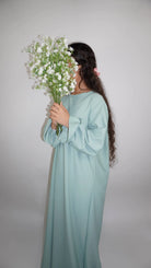 Abaya aus Medina-Seide in mintgrün mit Rüschenärmeln, Seitenansicht