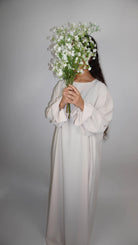 cremefarbene abaya aus medina seide mit rüschenärmeln, frontansicht