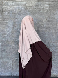 bordeauxrote abaya aus jazz stoff, weit fallend, mit beigefarbenem lagen-khimar, seitenansicht
