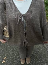 Einfarbiger Zweiteiler bestehend aus einer langen, weit geschnittenen Tunika und passender Hose, Frontalansicht.