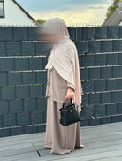 schleifenset mit unterkleid in taupe, fließender stretch, lockeres oberteil mit langen ärmeln und bindedetail, seitenansicht