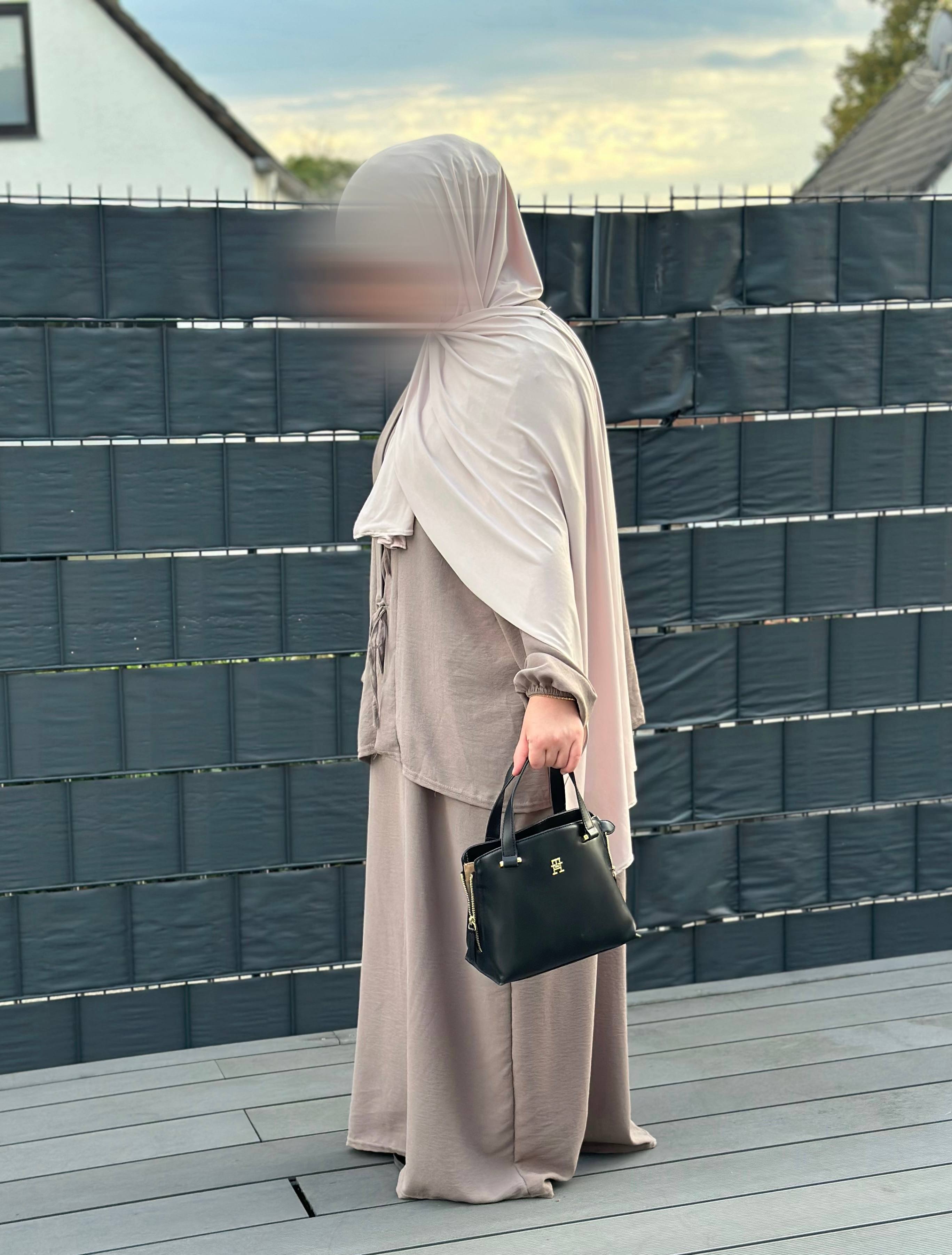 schleifenset mit unterkleid in taupe, fließender stretch, lockeres oberteil mit langen ärmeln und bindedetail, seitenansicht