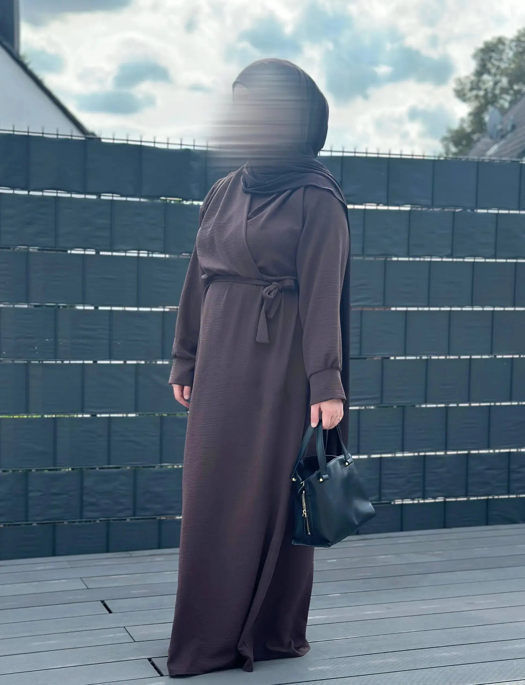 maxi-wickelkleid in dunkelbraunem jazzstoff mit bindegürtel, lange ärmel, frontansicht