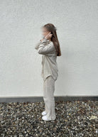 Beiger Musselin-Zweiteiler aus Baumwolle für Modest Fashion mit langer Tunika und Hose, Seitenansicht