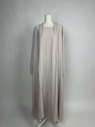 Beige offene Dubai-Abaya im fließenden Stil mit passendem Unterkleid, Vorderansicht