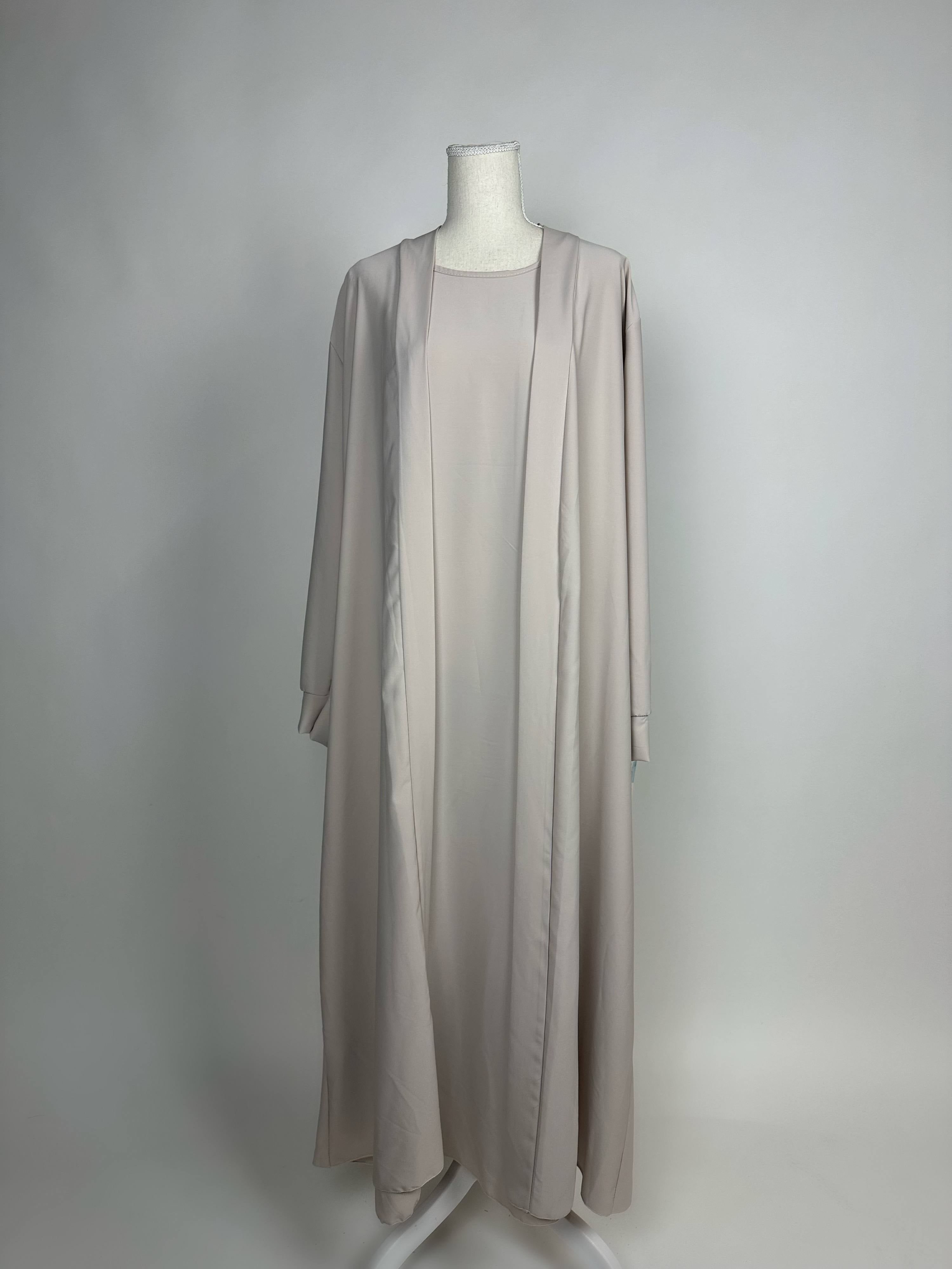 Beige offene Dubai-Abaya im fließenden Stil mit passendem Unterkleid, Vorderansicht