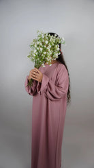 Abaya aus Medina-Seide in altrosa mit Rüschenärmeln, Frontansicht