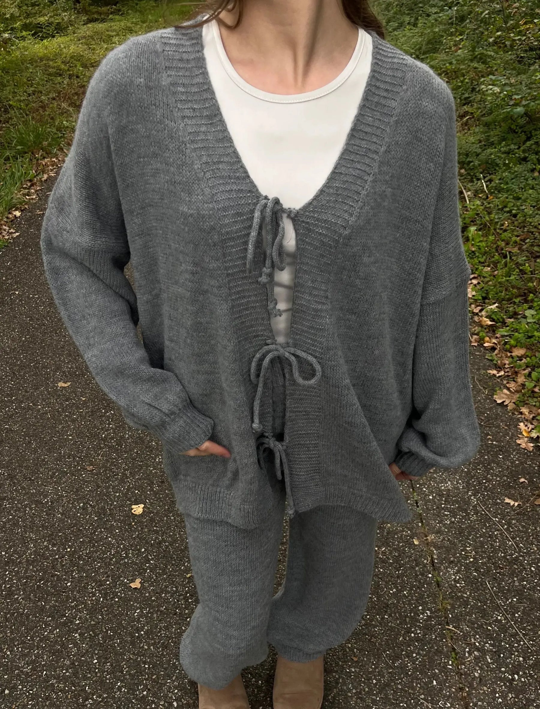 Zweiteiler-Set bestehend aus einer langen Tunika und weiter Hose in Beige aus fließendem Stoff, Frontalansicht.