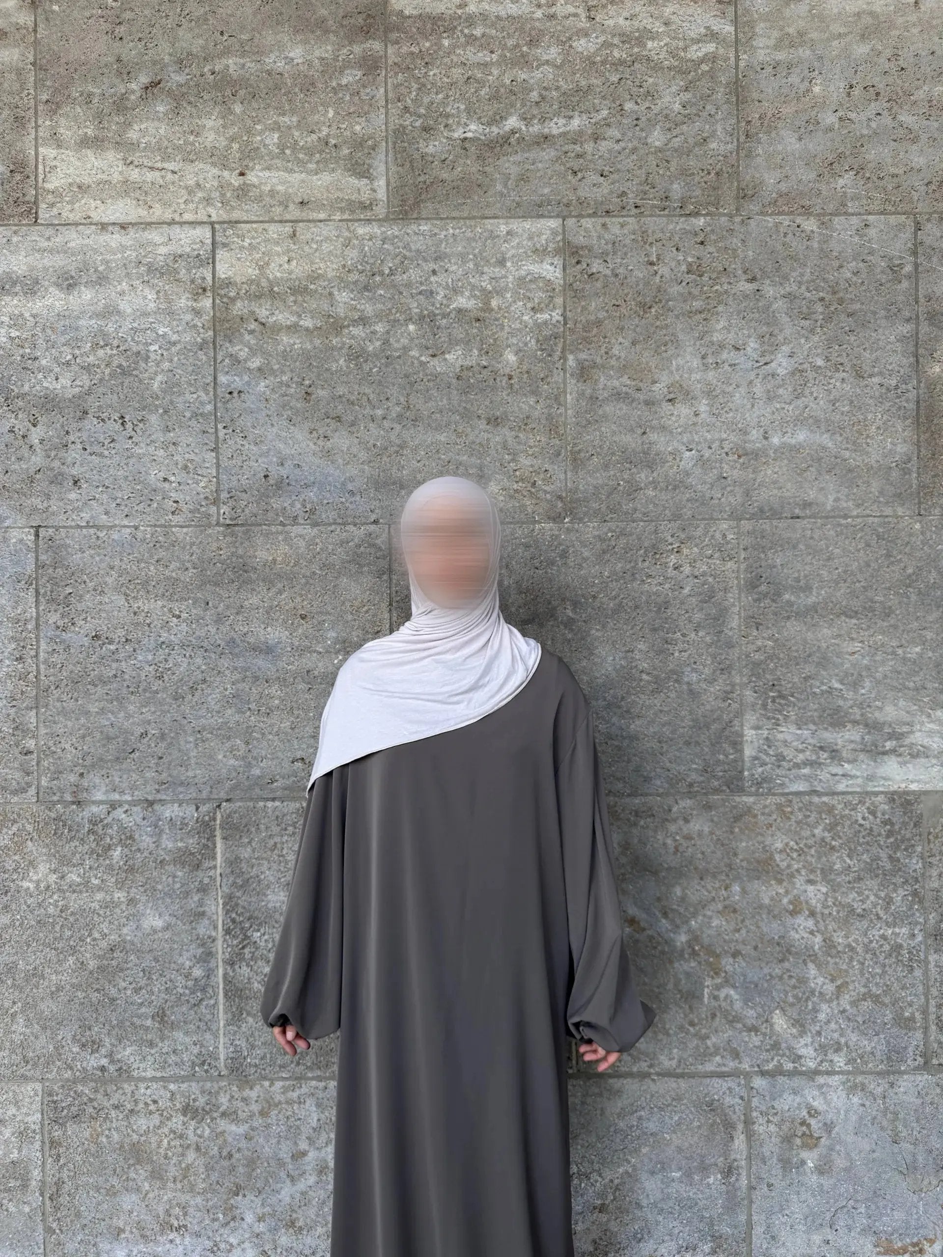 Dunkelgraue Abaya aus Medina-Seide mit Ballonärmeln, Vorderansicht