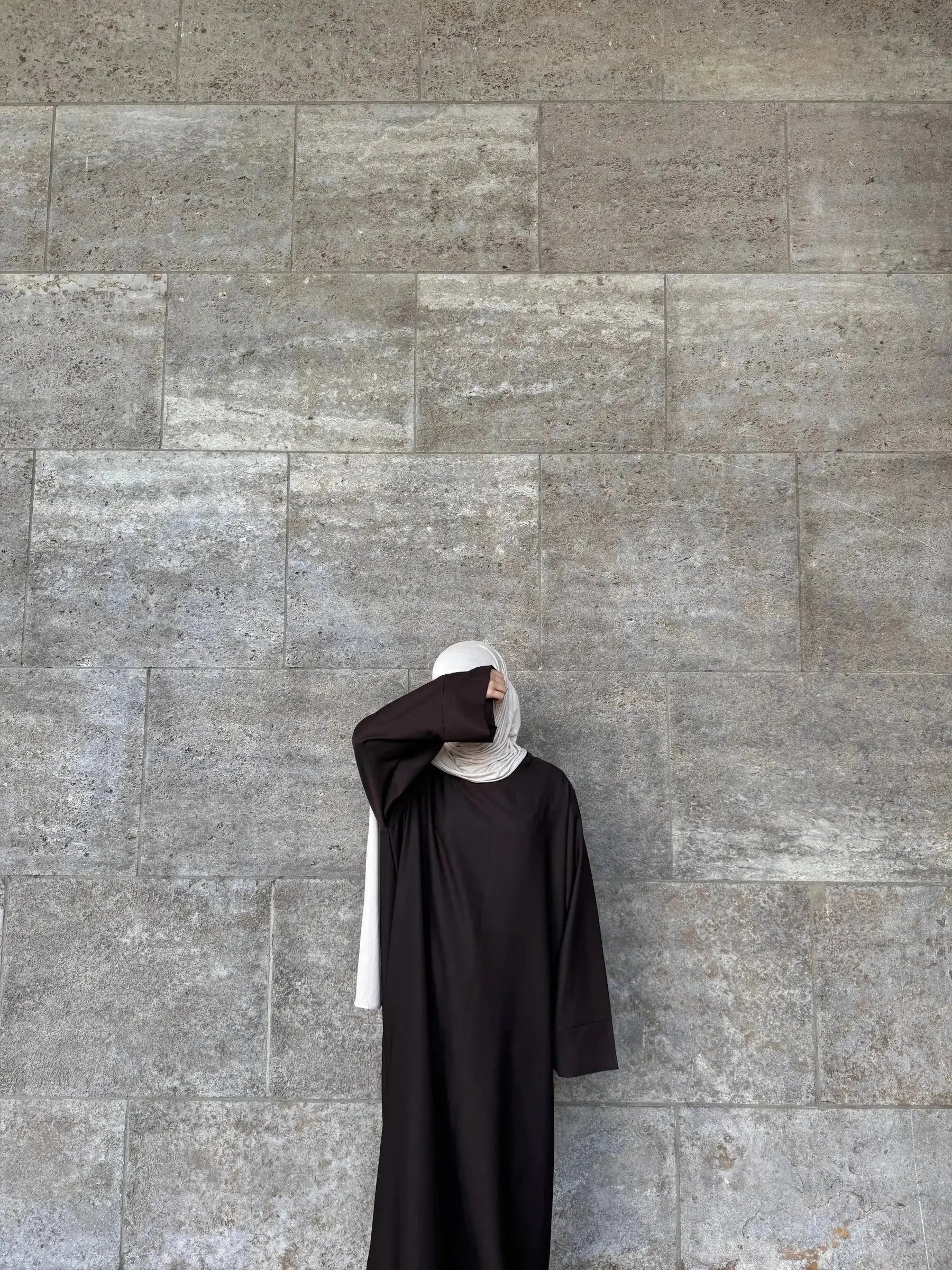 schwarze abaya, oversized mit langen ärmeln, bodenlang, frontansicht