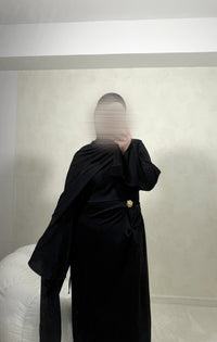 Bodenlanges Kleid in Taupe mit fließendem A-Linien-Schnitt und langen Ärmeln, Frontalansicht.