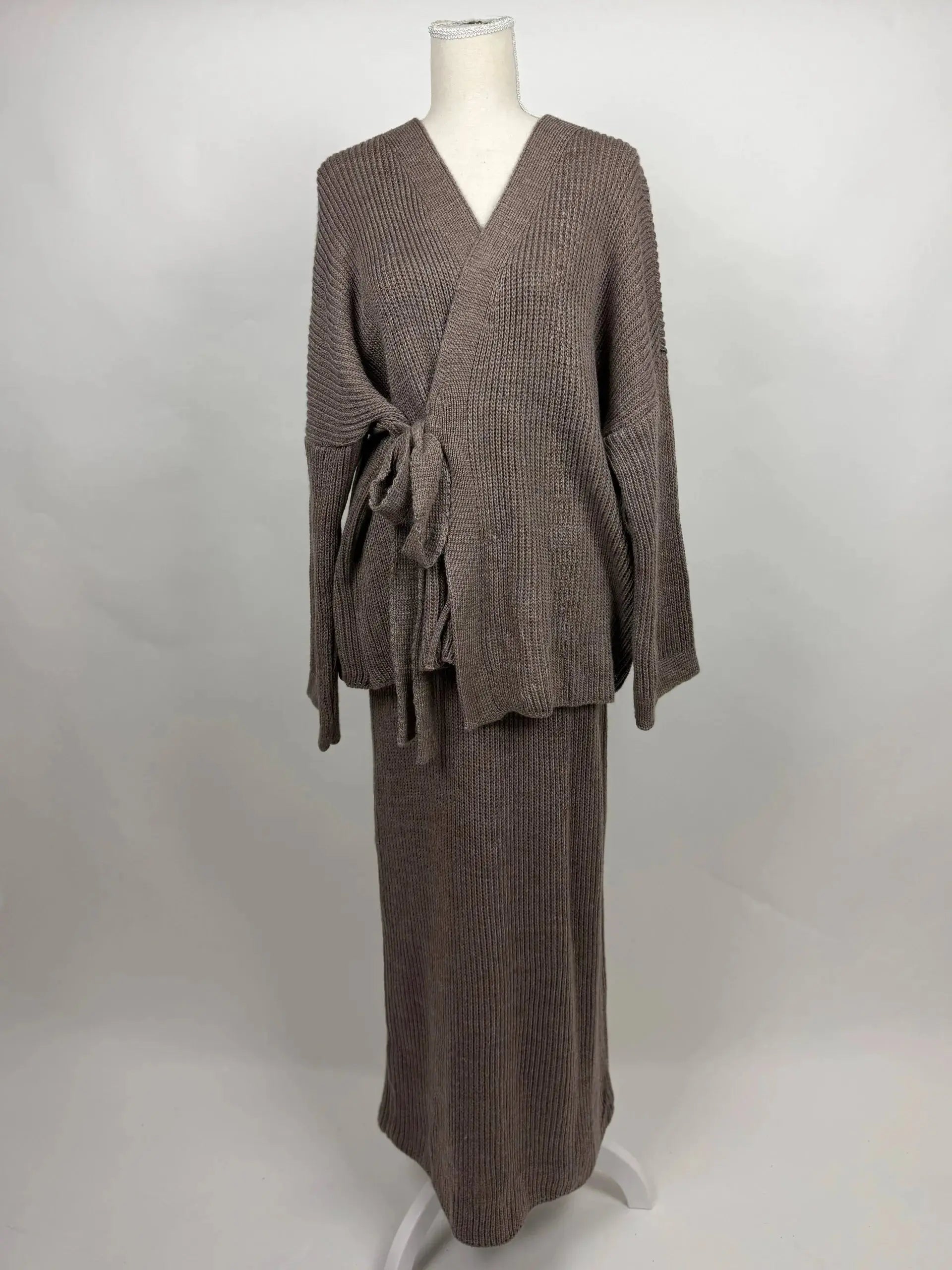 strick-zweiteiler aus 100% acryl mit langem oberteil (85 cm) und langem rock (110 cm)