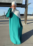 bodenlange abaya mit langen ärmeln und fließendem, luftigem stoff