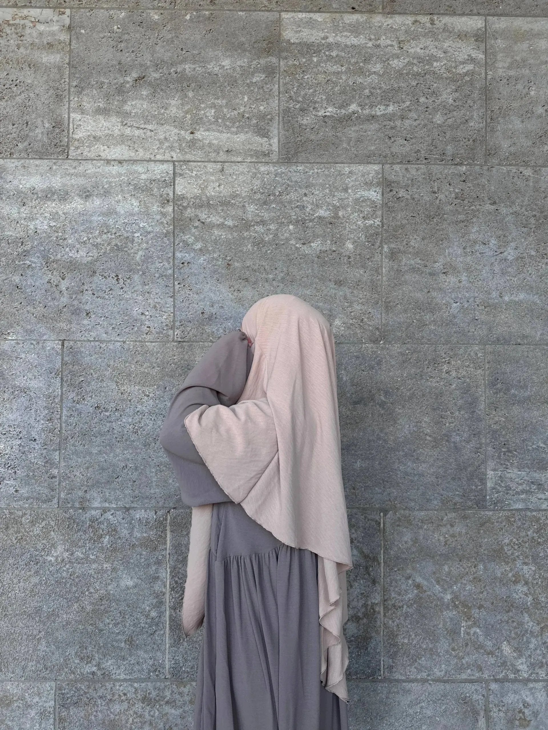 Rosébeiger einlagiger Khimar aus Jazz fällt lang und fließend, Seitenansicht