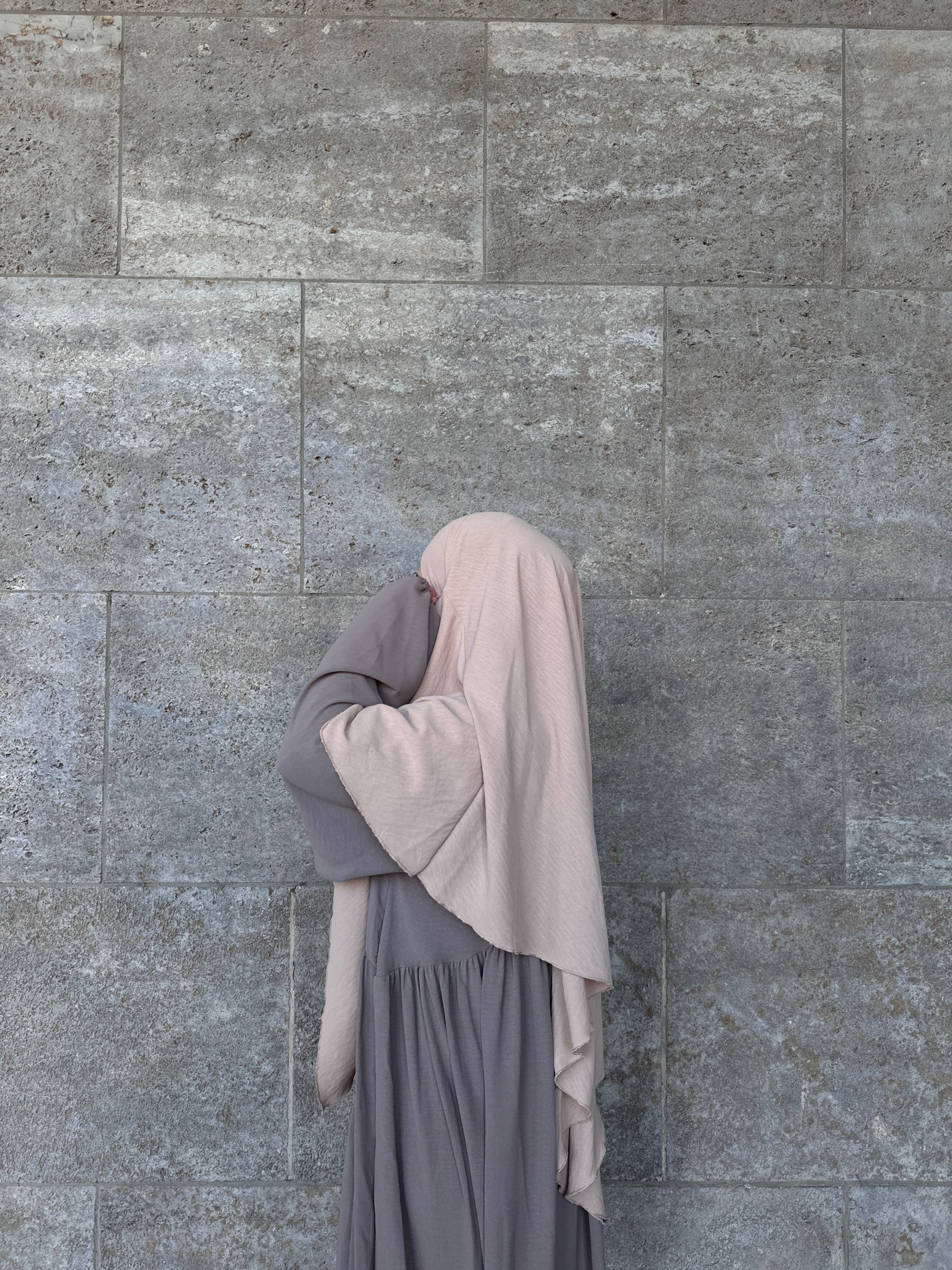 Rosébeiger einlagiger Khimar aus Jazz fällt lang und fließend, Seitenansicht