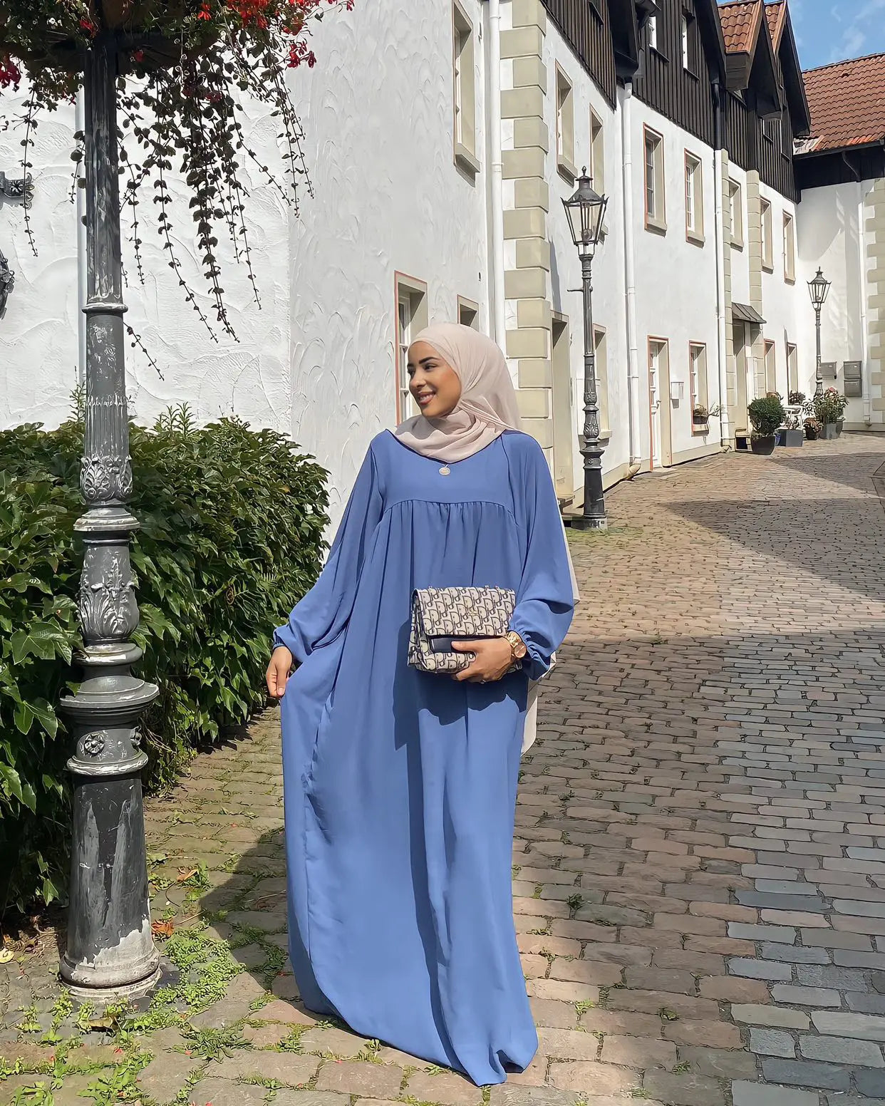 blaue Jazz-Stoff-Abaya mit Ballonärmeln, bodenlang, Frontansicht