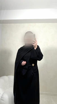 Bodenlanges Kleid in Taupe mit weiten Ballonärmeln und dezentem A-Linien-Schnitt, Frontalansicht.