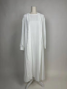 Weiße Open-Abaya Dubai aus Medina-Seide mit passendem Unterkleid ist in Vorderansicht zu sehen.