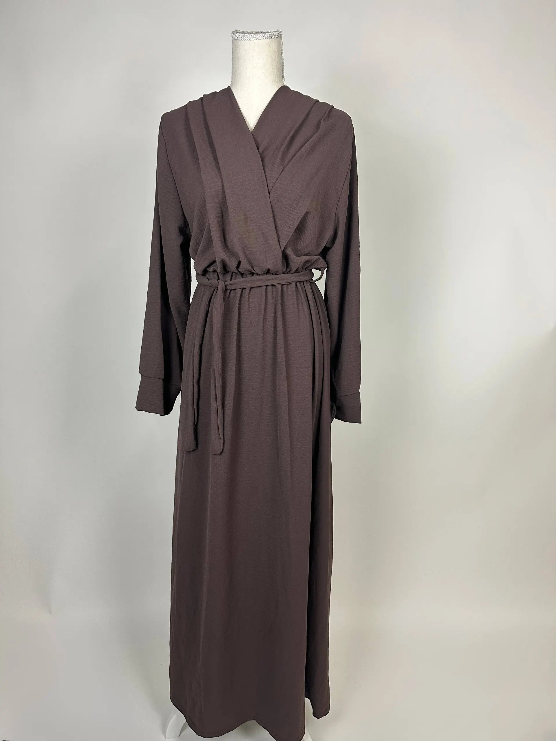 Dunkelbraunes bodenlanges Wickelkleid aus strukturiertem Stoff mit Bindegürtel und langen Ärmeln, Vorderansicht