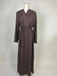 Dunkelbraunes bodenlanges Wickelkleid aus strukturiertem Stoff mit Bindegürtel und langen Ärmeln, Vorderansicht