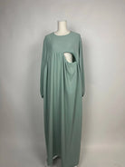 Mintgrüne Still-Abaya aus leichtem Crinkle-Stoff mit seitlicher Stillöffnung unter der Brust, Vorderansicht auf Puppe.