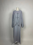 Graue Abaya-Zweiteiler aus fließendem Stoff im Modest Stil mit Bindebändern vorn, Vorderansicht