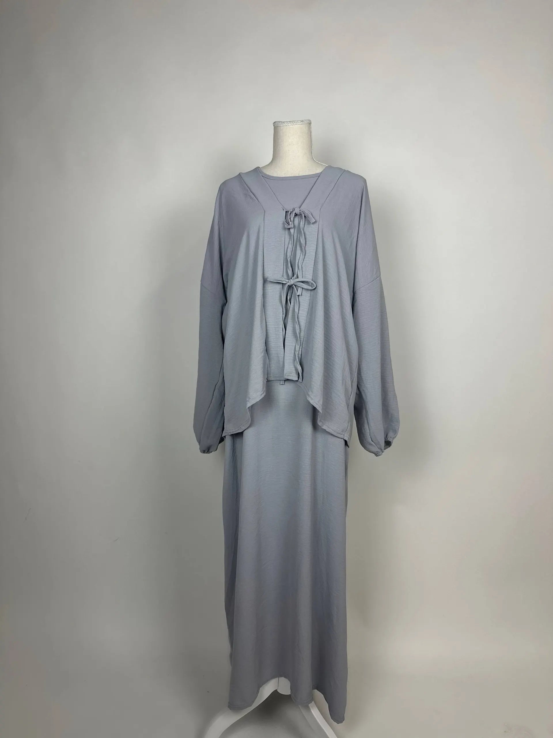 Graue Abaya-Zweiteiler aus fließendem Stoff im Modest Stil mit Bindebändern vorn, Vorderansicht