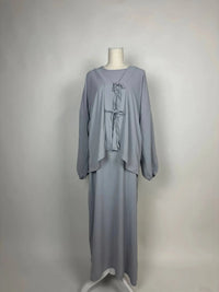Graue Abaya-Zweiteiler aus fließendem Stoff im Modest Stil mit Bindebändern vorn, Vorderansicht