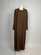 offene abaya in braun aus jazz mit unterkleid und bindegürtel, lange ärmel, frontansicht