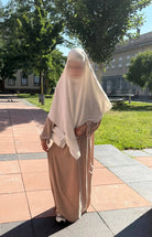 beige abaya aus jazzstoff mit ballonärmeln und weißem hijab, frontansicht