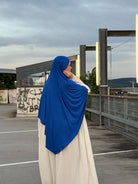 Jersey Khimar in royalblau aus Viskose-Elastan, seitlich-rückansicht an einer stehenden Person.