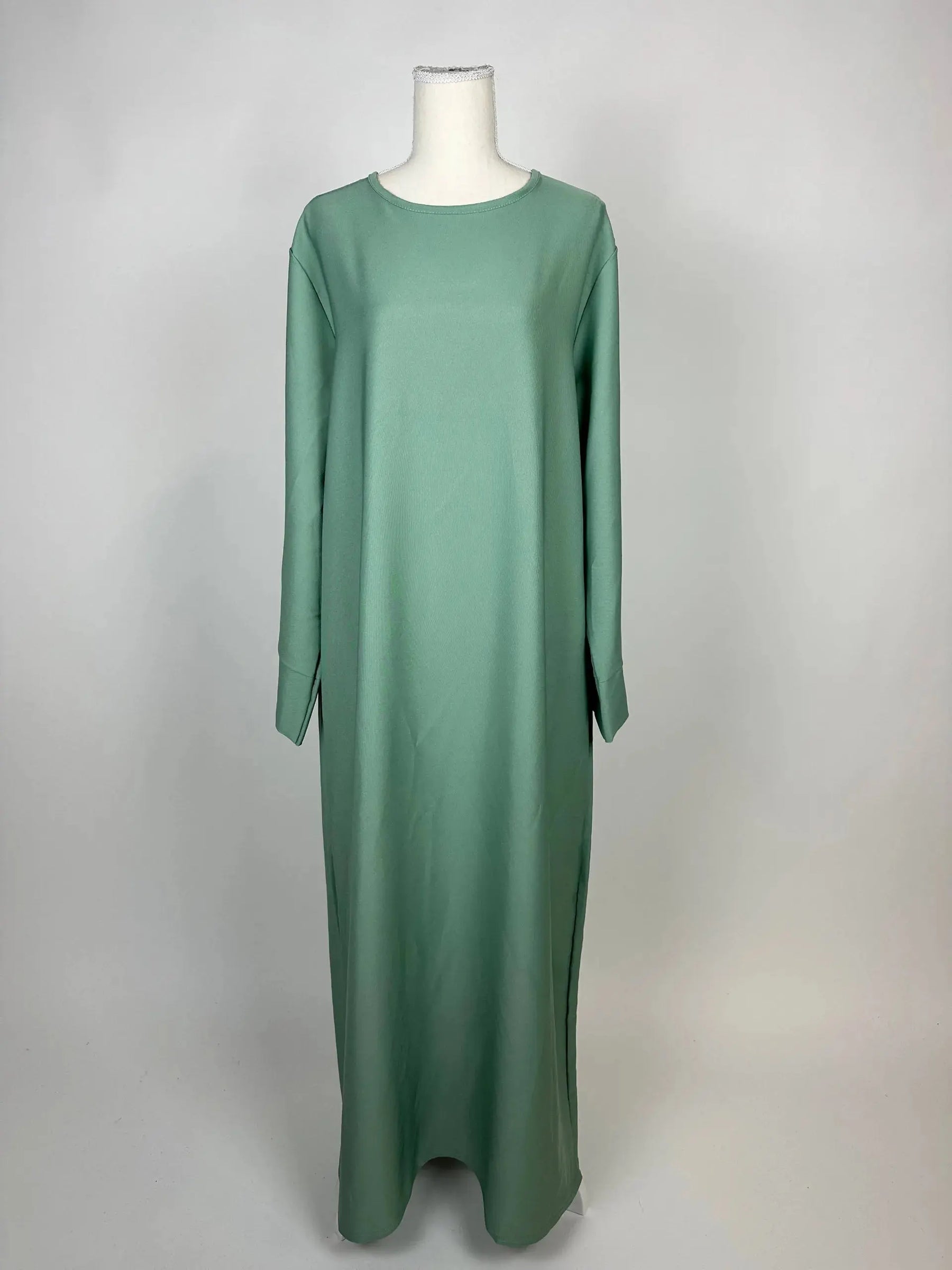 abaya in salbeigrün aus polyester, langarm mit rundem halsausschnitt und seitenschlitzen, vorderansicht