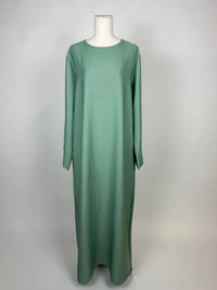 abaya in salbeigrün aus polyester, langarm mit rundem halsausschnitt und seitenschlitzen, vorderansicht