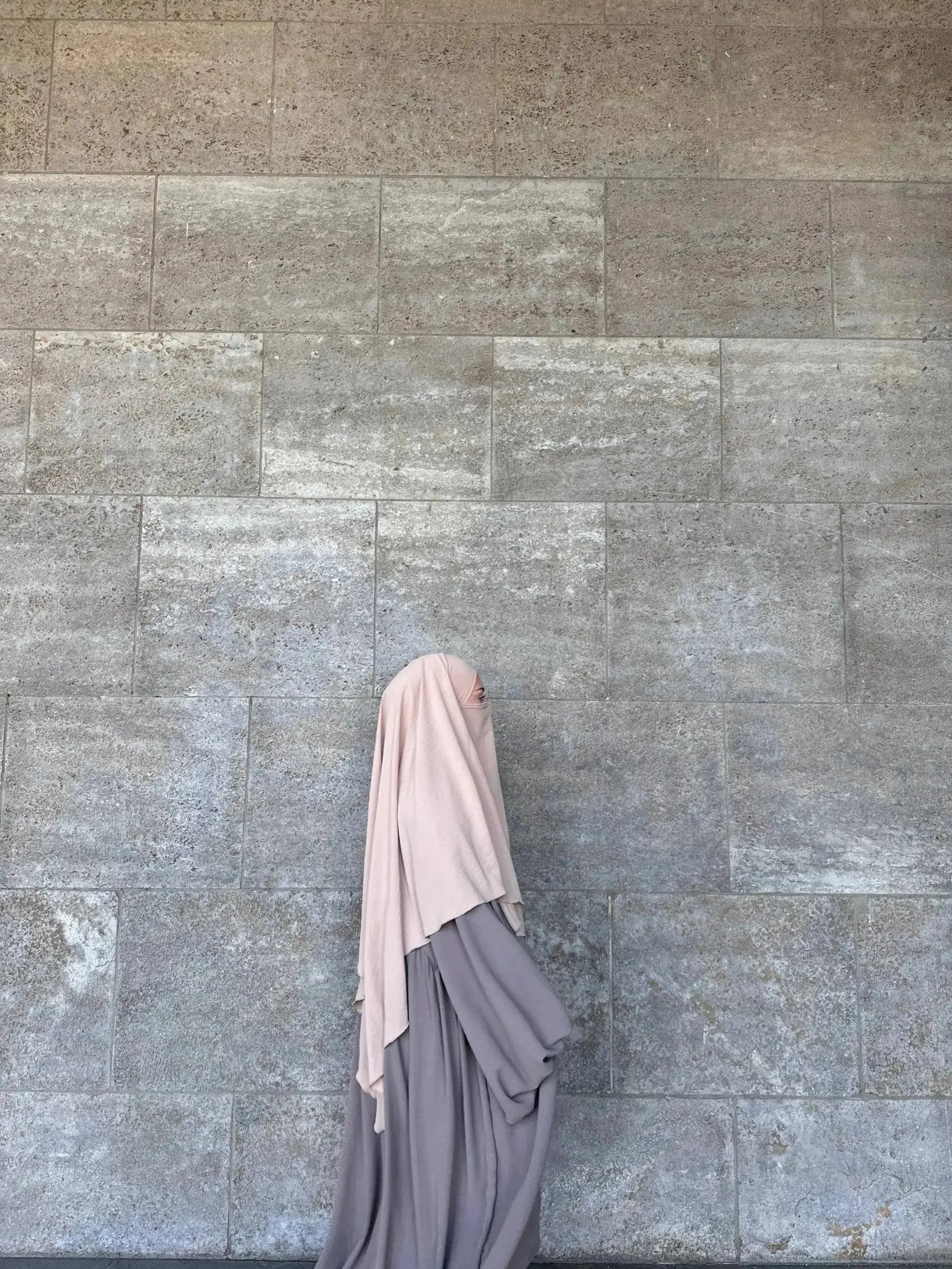 Graue Abaya aus luftigem Jazz-Stoff mit weiten Ballonärmeln und roséfarbenem Khimar, Seitenansicht