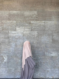 Graue Abaya aus luftigem Jazz-Stoff mit weiten Ballonärmeln und roséfarbenem Khimar, Seitenansicht