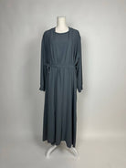 open abaya anthrazit aus crinkle-stoff mit bindegürtel und unterkleid, langarm, frontansicht