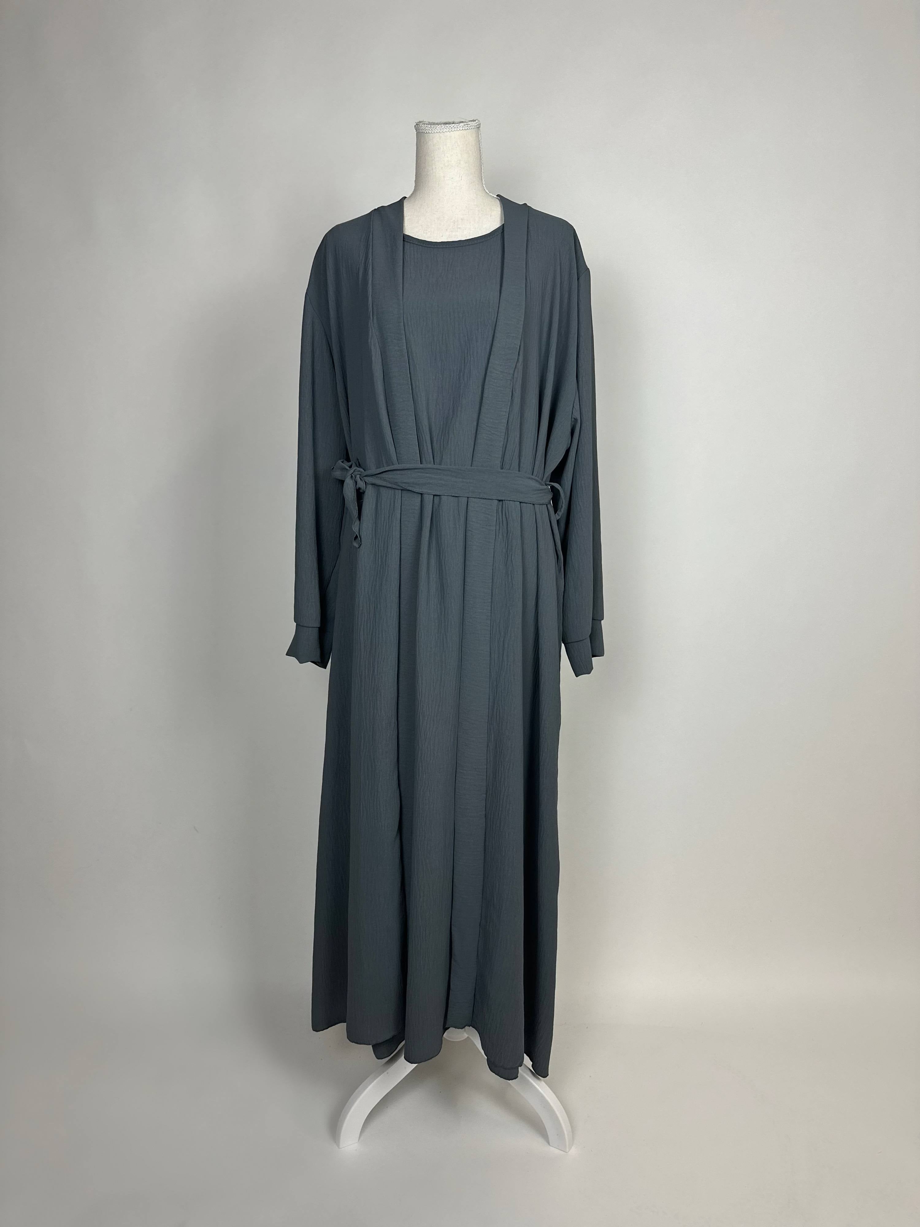 open abaya anthrazit aus crinkle-stoff mit bindegürtel und unterkleid, langarm, frontansicht