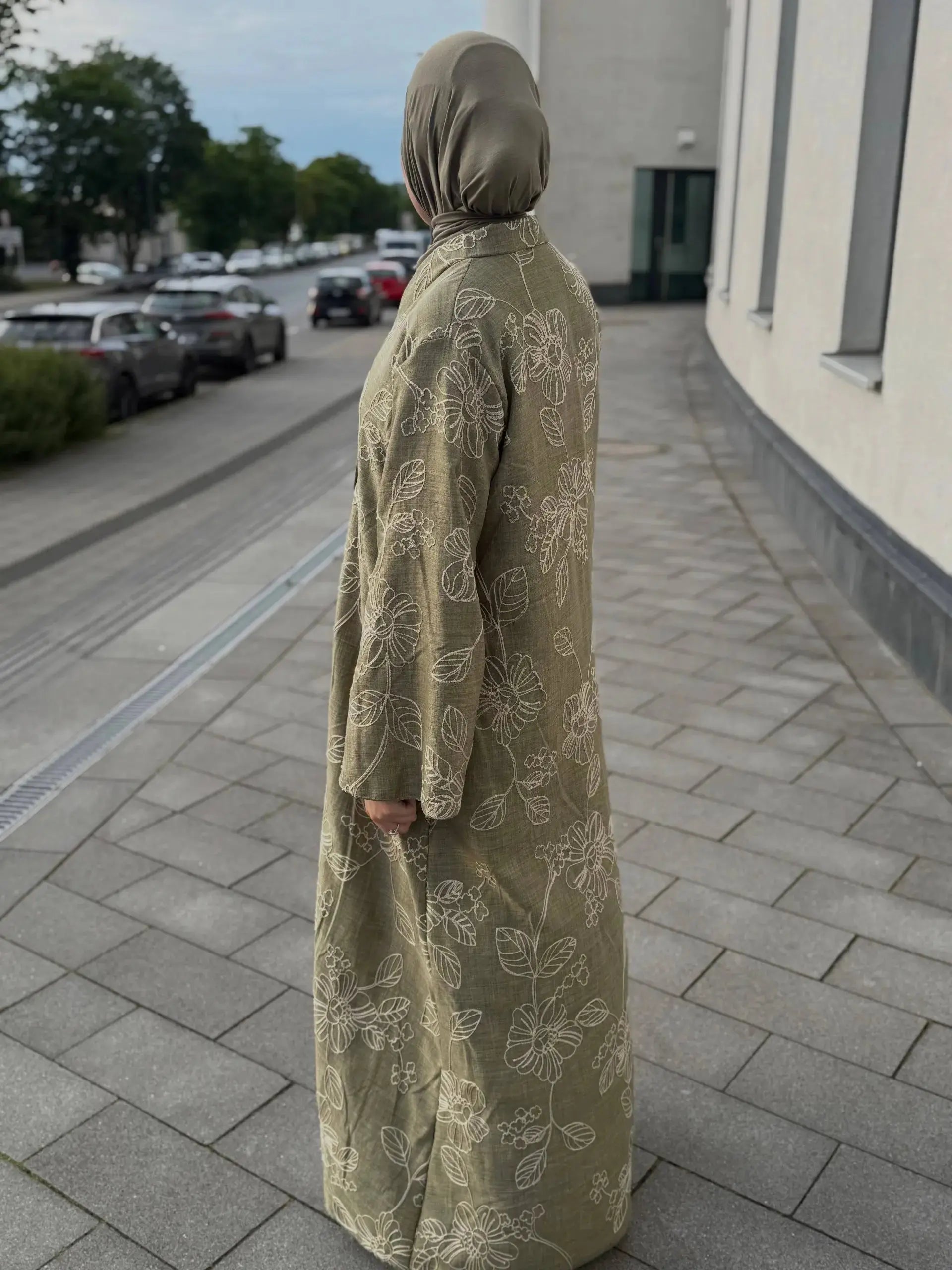 Olivegrüne Kimono-Abaya aus strukturiertem Stoff mit beigem Blumenmuster, Rückansicht