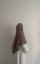 Jersey Khimar aus Viskose‑Elastan in Taupe, seitliche Ansicht an einer stehenden Person.