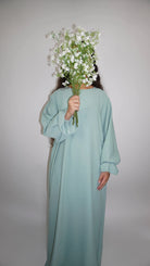 mintgrüne Abaya aus Medina-Seide mit Rüschenärmeln, Vorderansicht