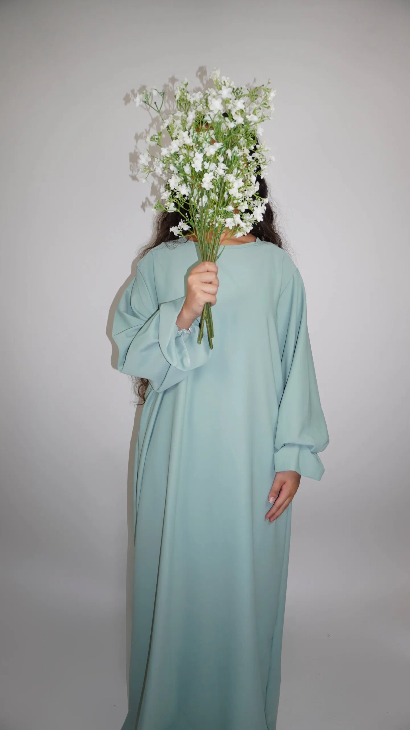 mintgrüne Abaya aus Medina-Seide mit Rüschenärmeln, Vorderansicht